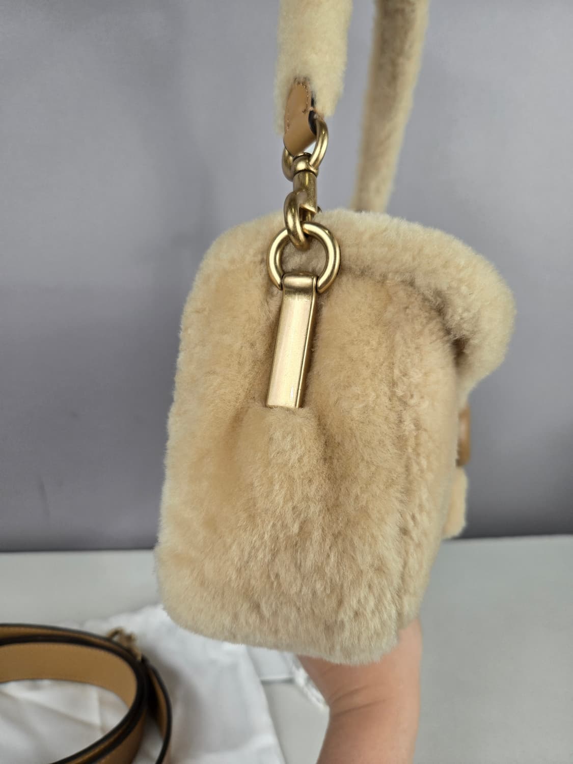 COACH 코치 시어링 필로우 태비 18 웜 뉴트럴 백 가방 정품 양털 상품이미지2