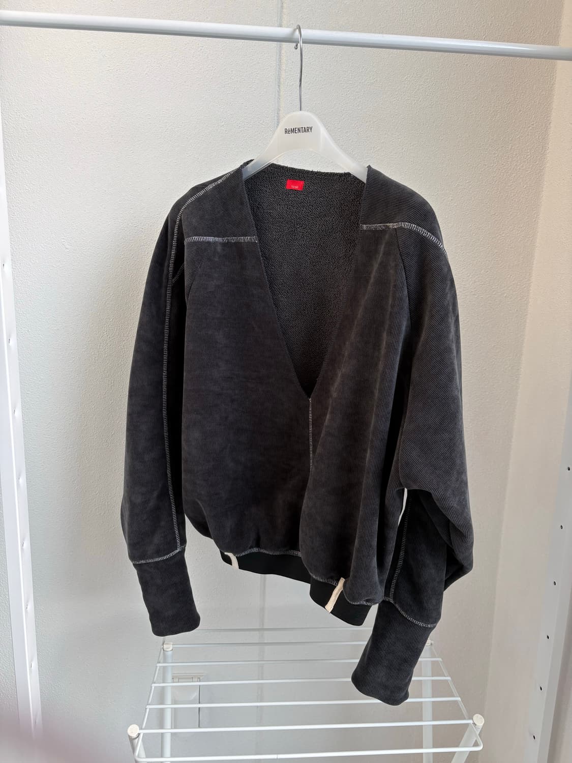 Tonse 톤세 브이넥 스웻셔츠 차콜 Flims V-neck 상품이미지4