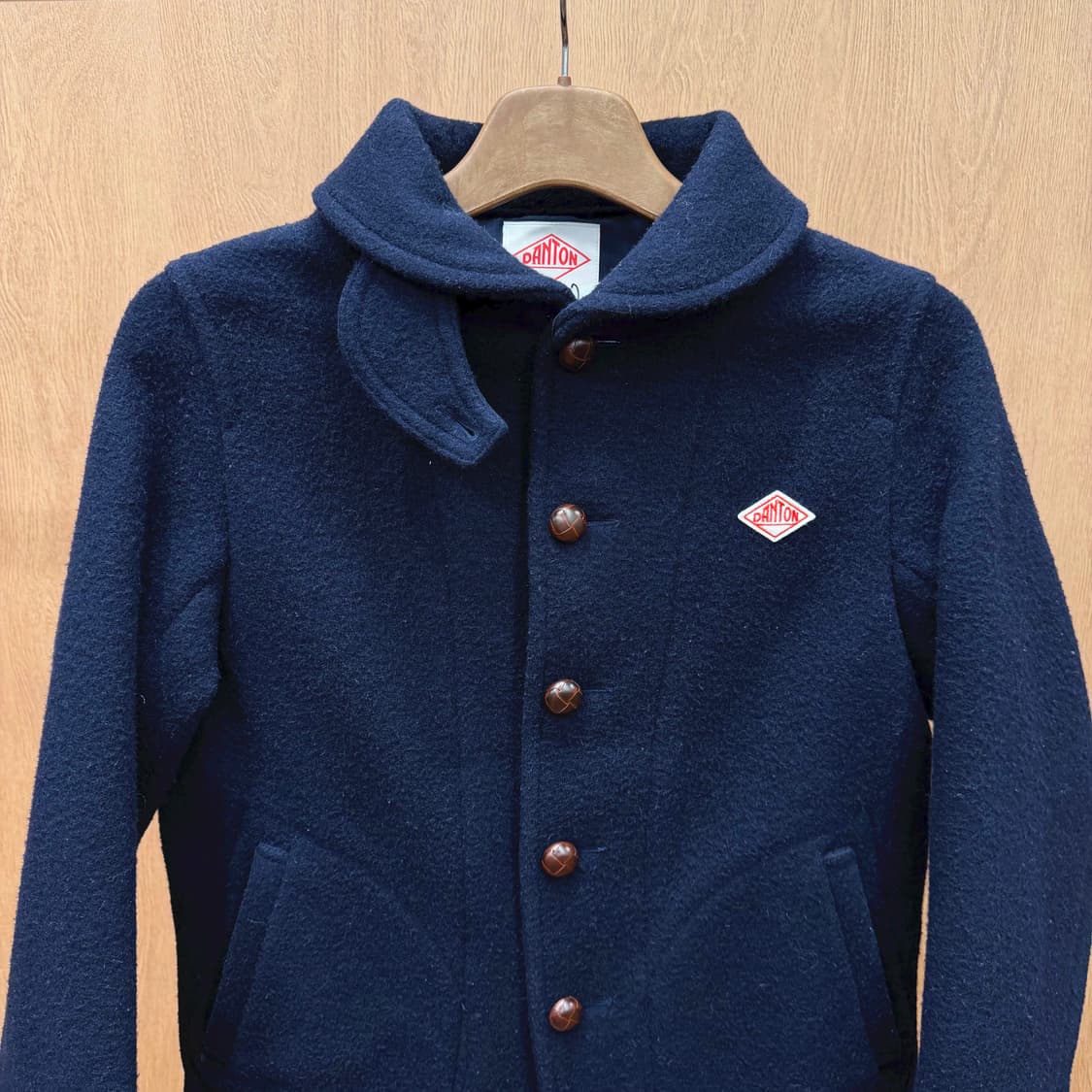 단톤 울 싱글 자켓 다이아몬드 로고 패치 브라운 버튼 포켓 디테일 네이비 상품이미지4