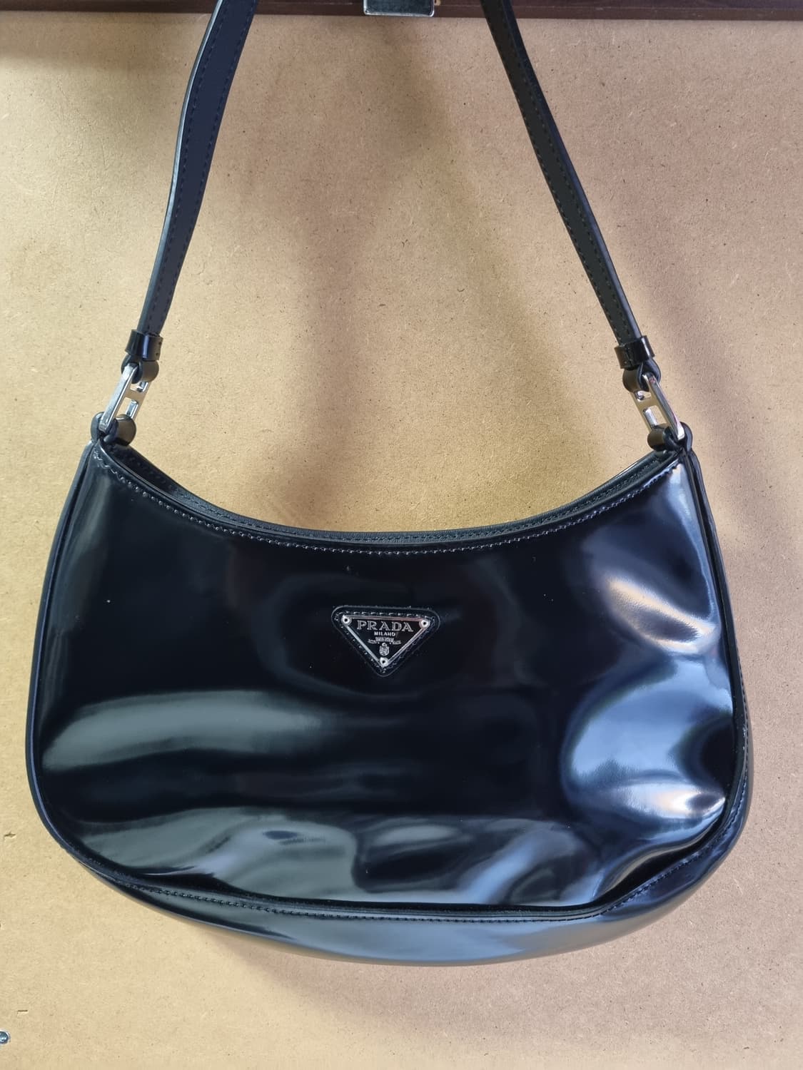 프라다 클레오 브러스드 가죽 숄더백  상품이미지1