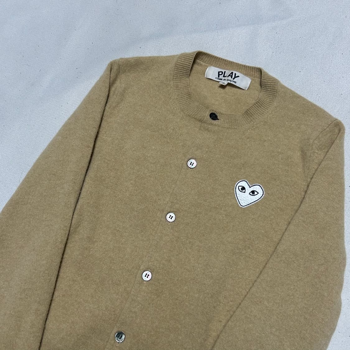 S 꼼데가르송 여성용 화이트 하트 와펜 가디건  상품이미지1