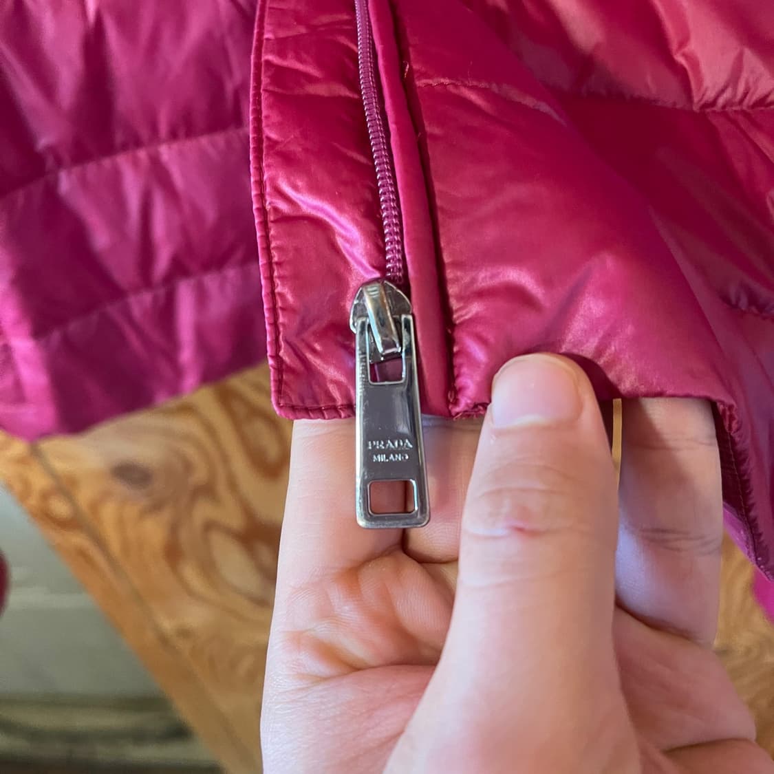 프라다 삼각로고 패딩 판매 합니다.  상품이미지9