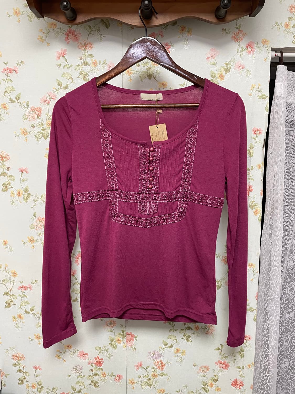 레이스 핀턱 헨리넥 티셔츠 상품이미지1