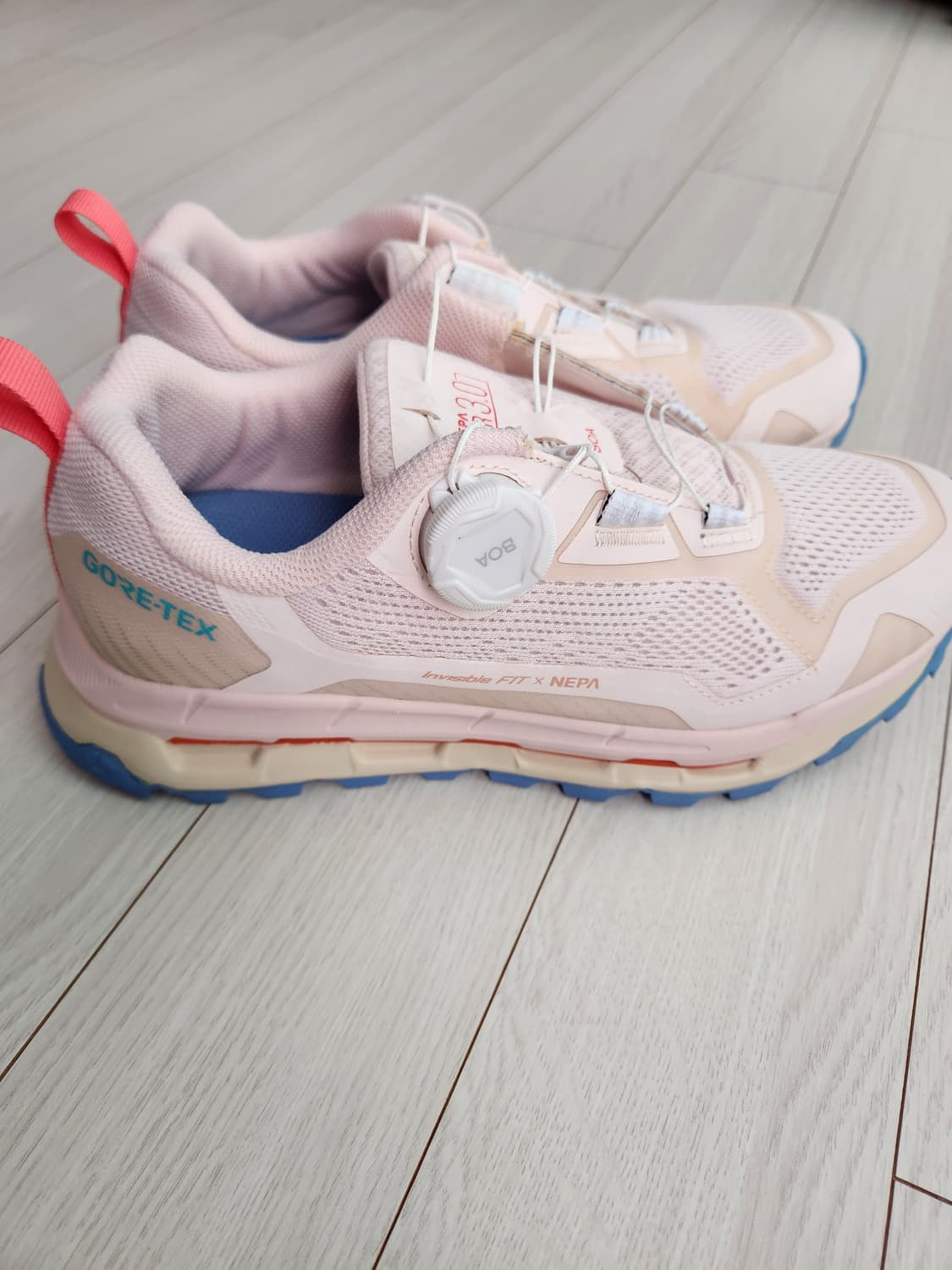 네파 다이얼 트레킹화 등산화 하이플로우 고어텍스 245

등산화/트레킹화 상품이미지3