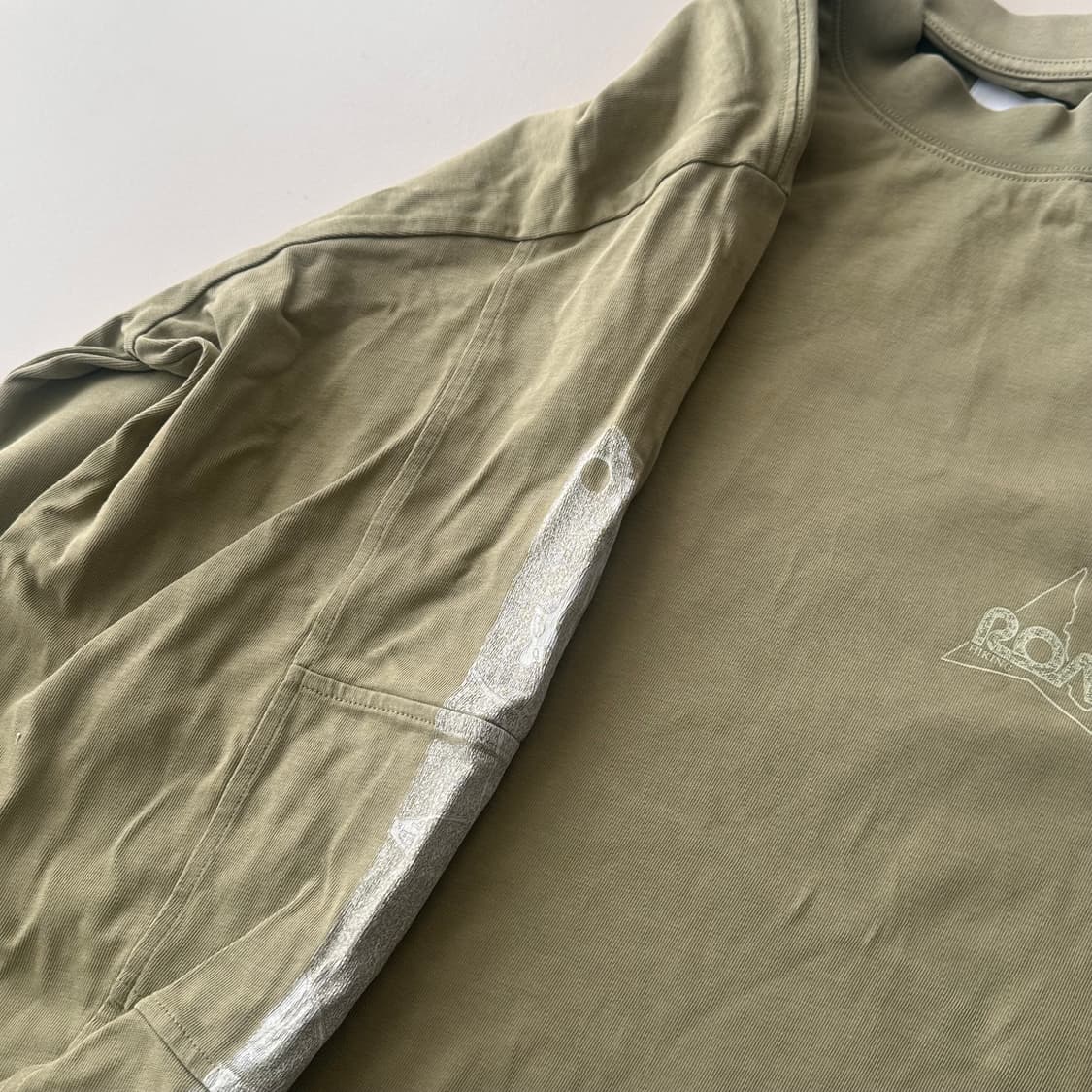 Roa long sleeve M사이즈 팝니다. 상품이미지4