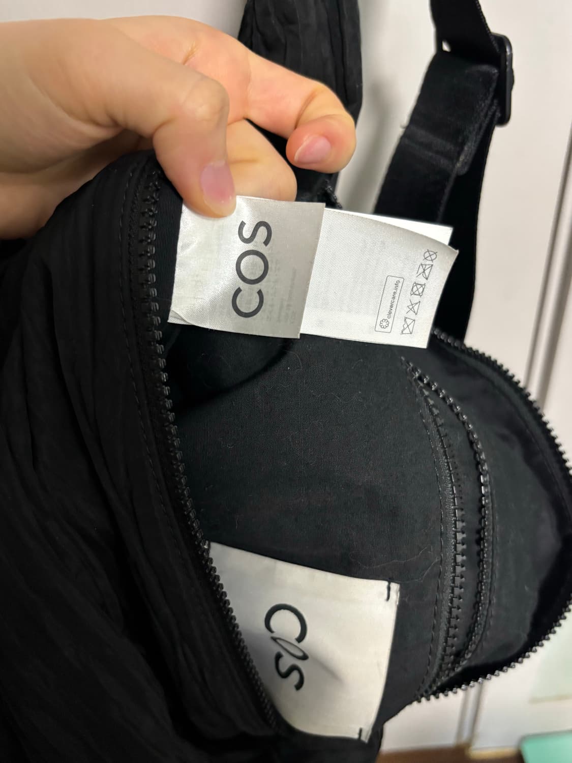 COS 코스 나일론 크로스바디 백 블랙 상품이미지4