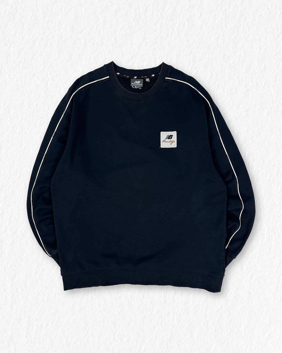 뉴발란스 헤리티지 파이핑 맨투맨 상품이미지1