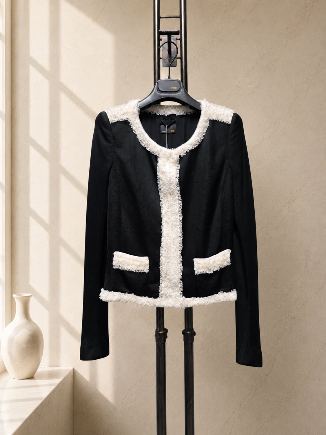 FENDI 런웨이 컬렉션 블랙 & 아이보리 부클레 자켓 + 스커트 셋업 상품이미지4
