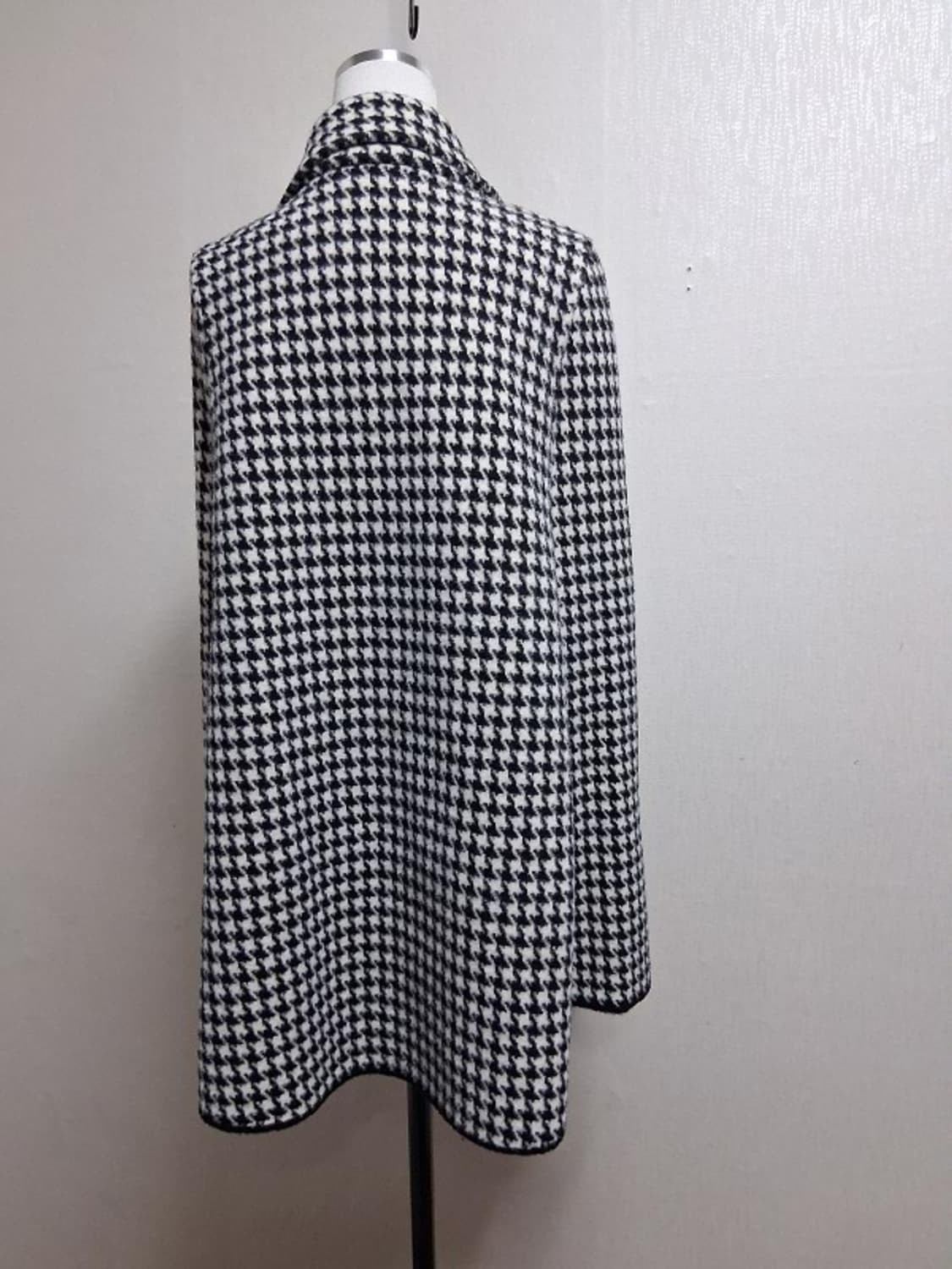 검정화이트 셰퍼트체크 하운드 두터운 레이욘니트 케이프 66까지 
  상품이미지3