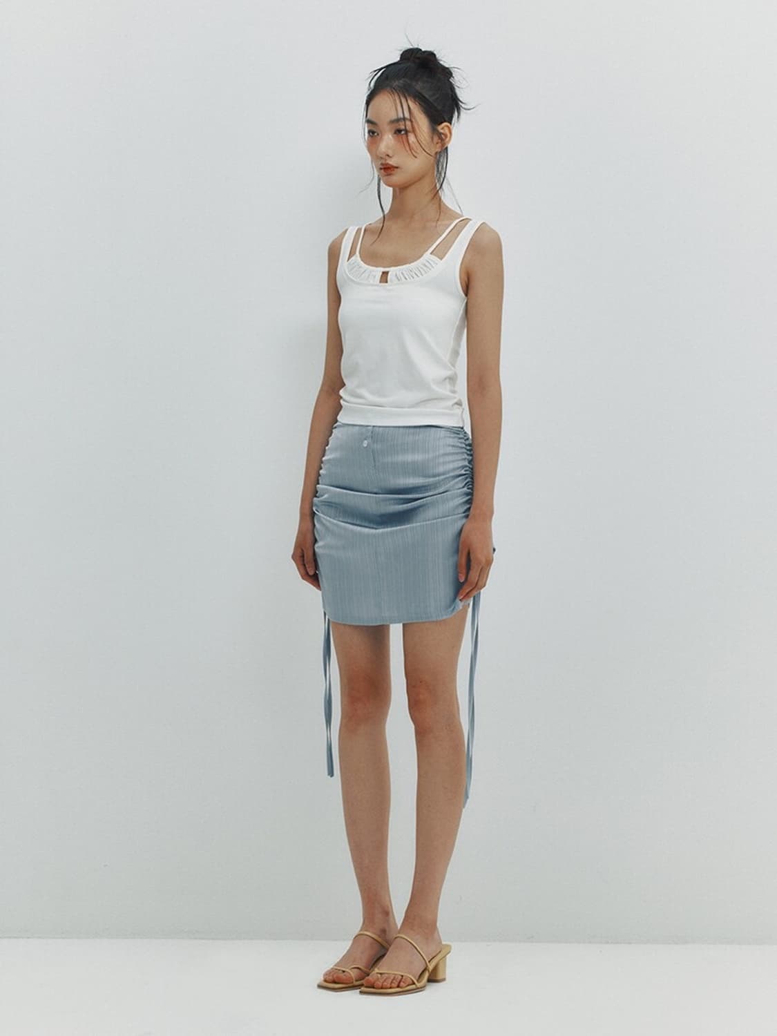 민더리 셔링 레이어드 슬리브리스 화이트 (키오프 벨 착용)SHIRRING 상품이미지5