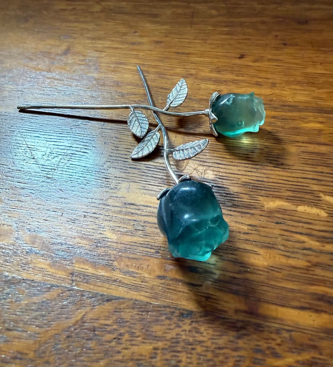 천연 플로라이트 원석으로 제작된 장미 오브제입니다. 상품이미지2