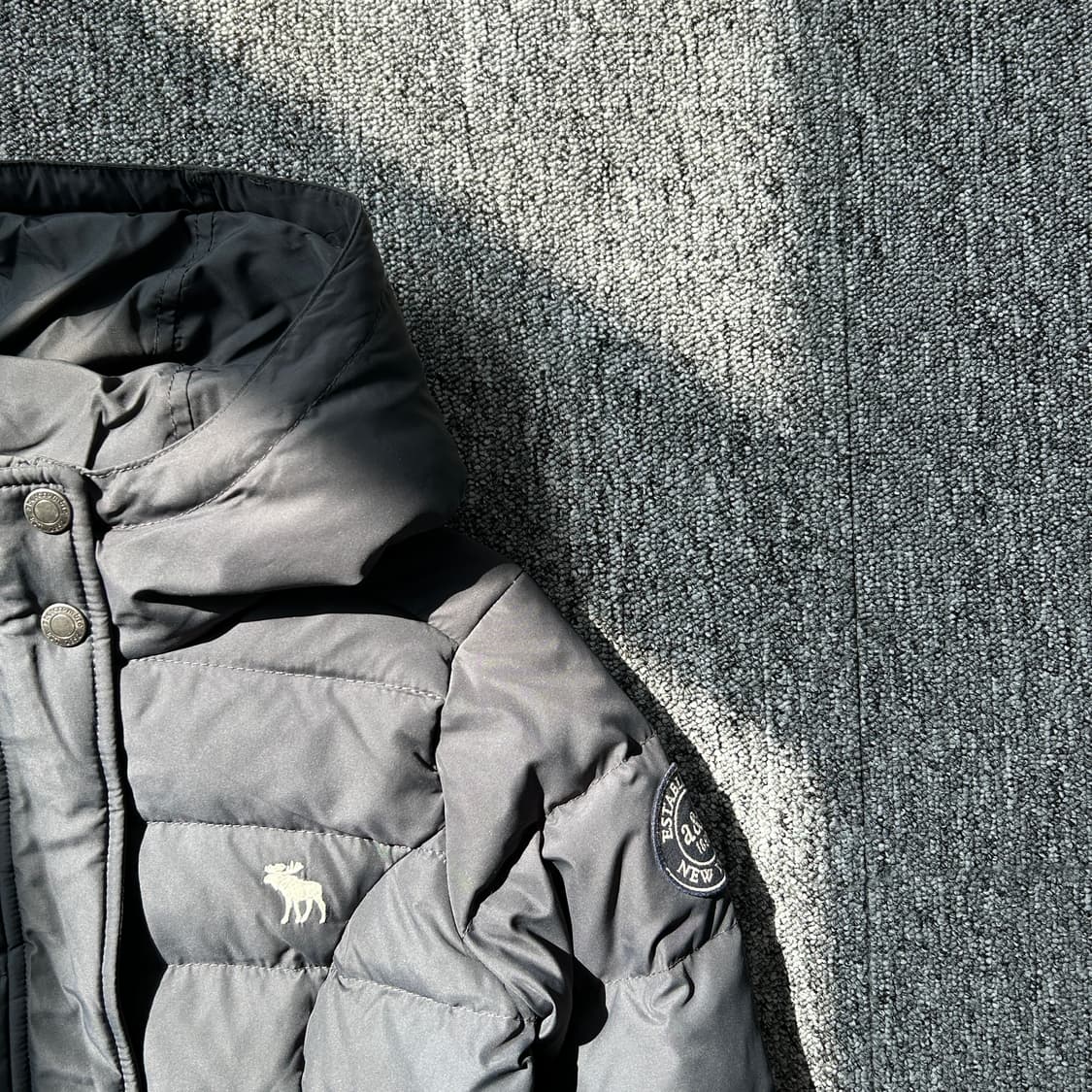 아베크롬비 그레이 패치 로고 후드 패딩 상품이미지2