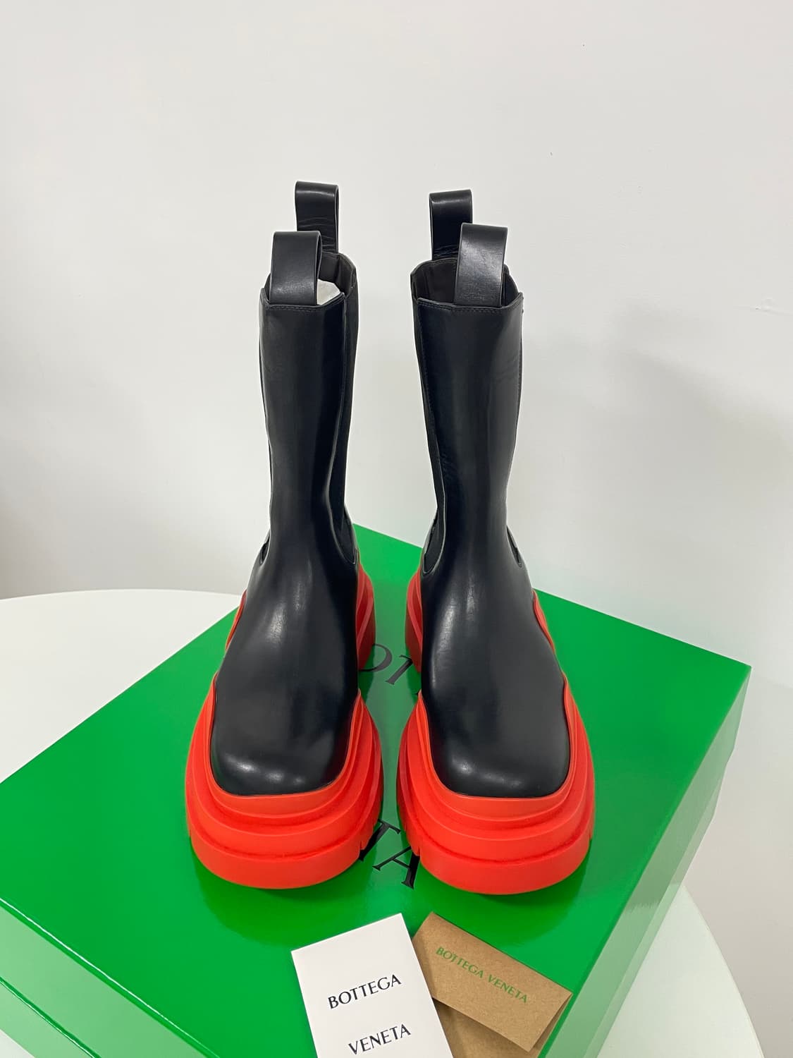 새상품 보테가 베네타 타이어 첼시 부츠 블랙 선버스트 상품이미지5