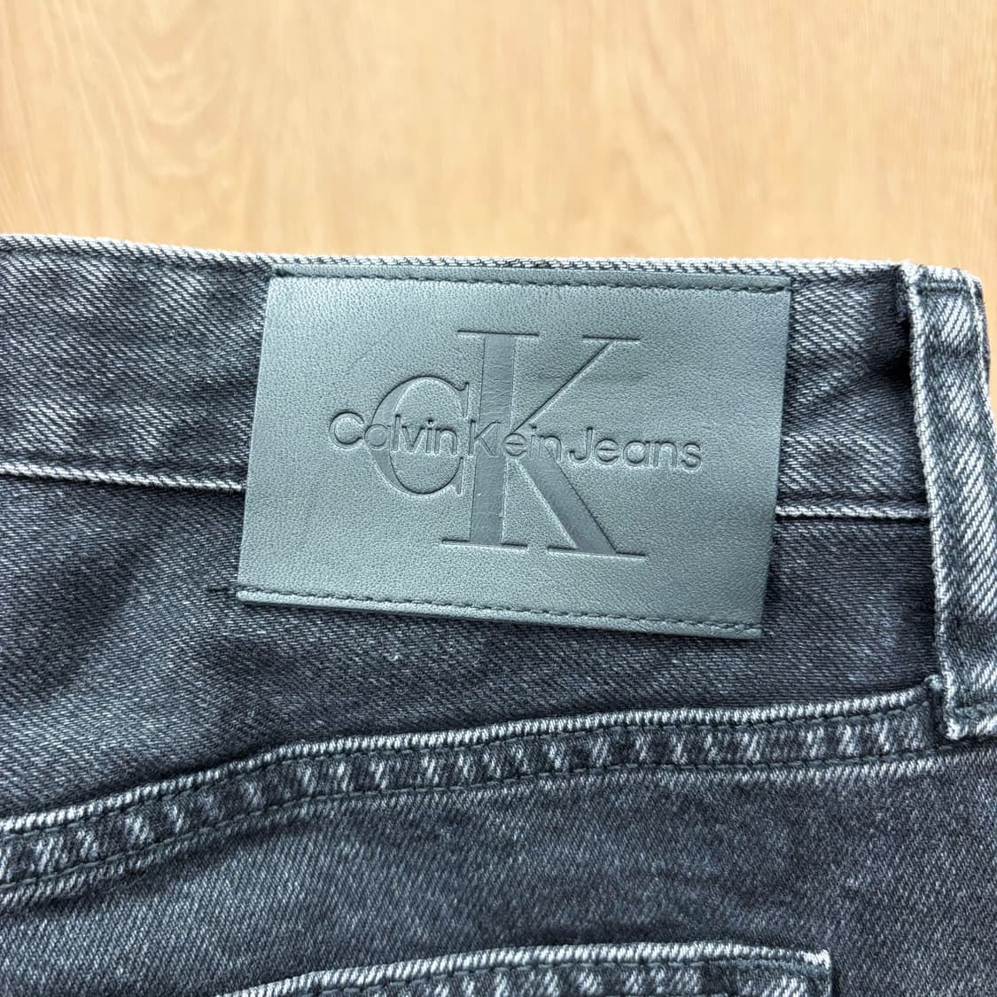 캘빈클라인 데님 팬츠 워치 포켓 밴딩 로고 백 포켓 디테일 레귤러핏 흑청 상품이미지6