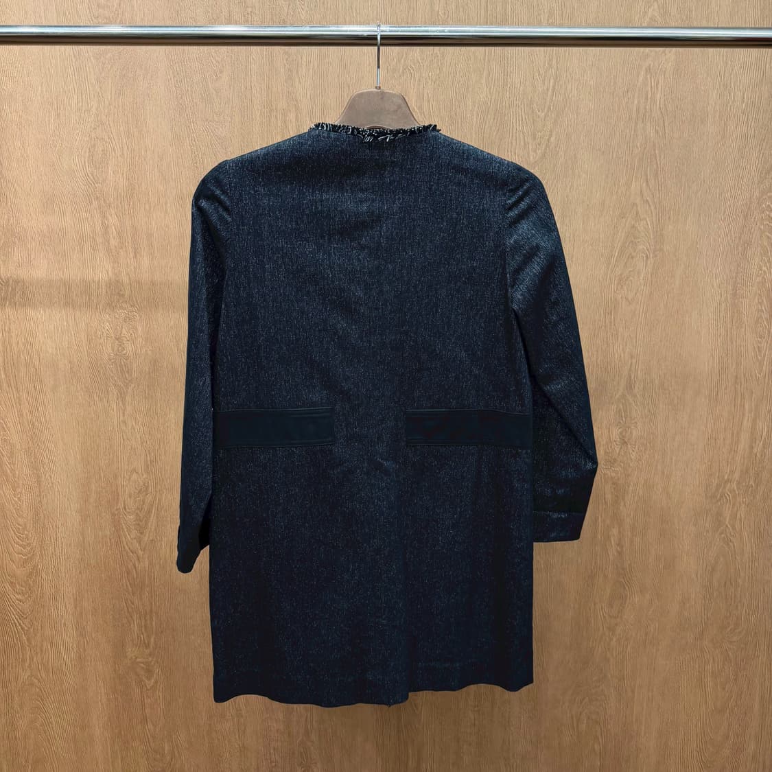 르베이지 롱 자켓 노카라 프레이드 트리밍 디테일 레귤러핏 블랙 상품이미지3