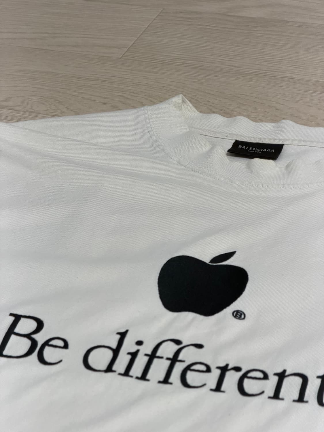 발렌시아가 애플 비 디프런트 반팔 티셔츠 화이트 상품이미지2