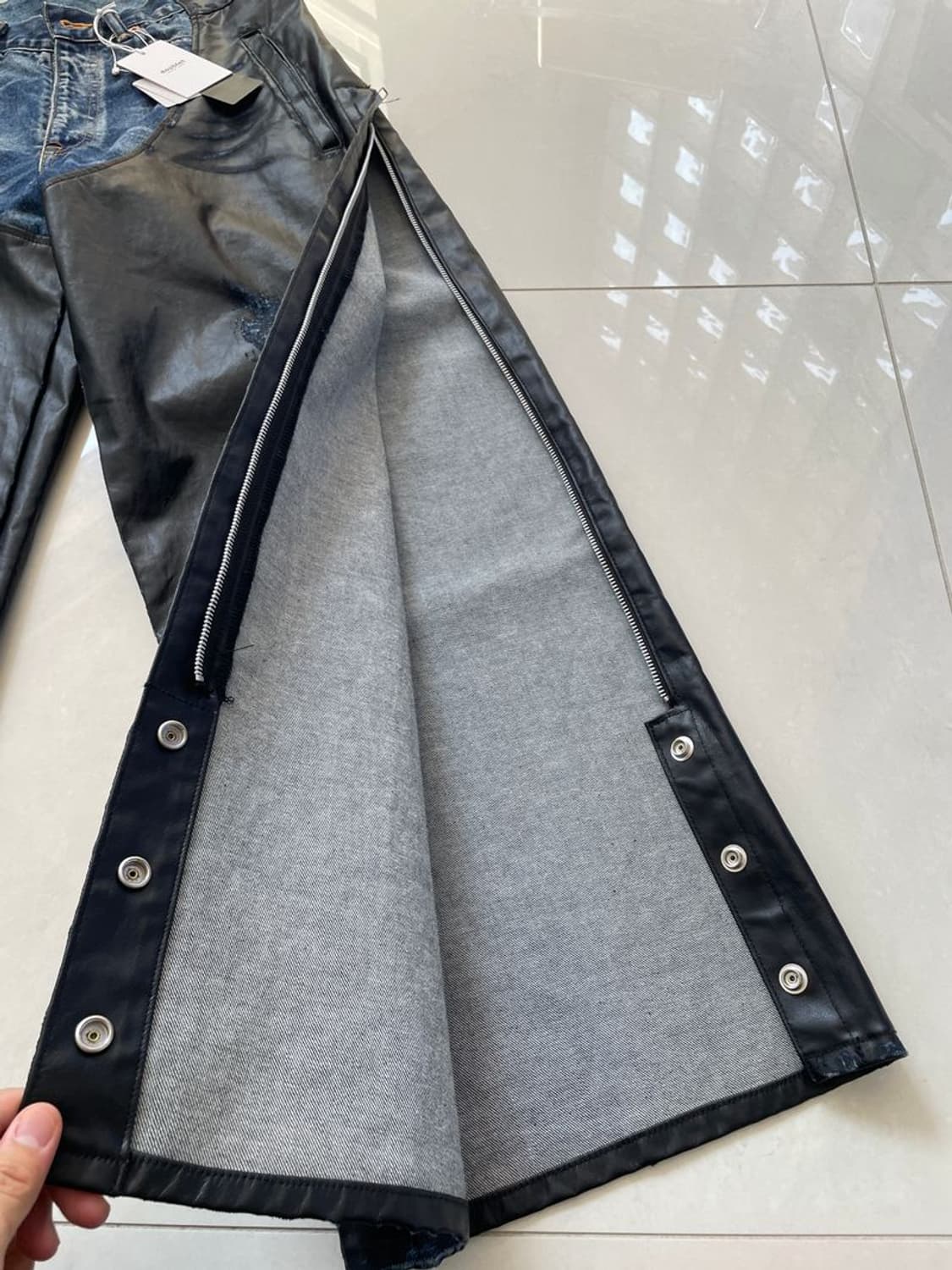 COATING DENIM 가죽 코팅 데님 채프스 팬츠 상품이미지2