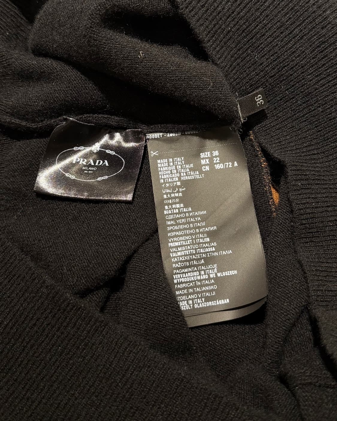 프라다 블랙 14fw 배색 딥 브이넥 니트 상품이미지8