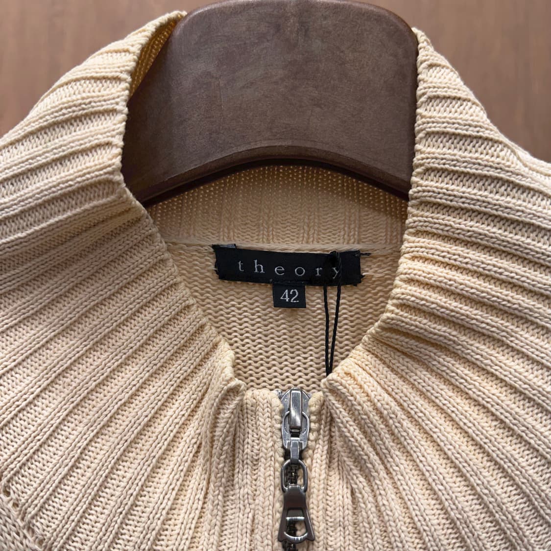 띠어리 하이넥 긴팔 니트 집업 무지 립 넥 디테일 레귤러핏 베이지 상품이미지6