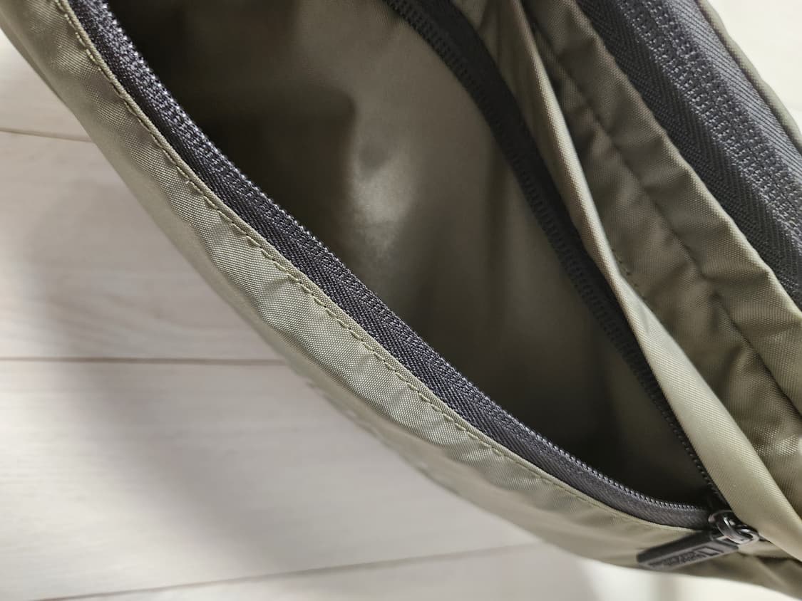 새상품)내셔널지오그래픽 빅로고 바디백
사이즈 가로 42cm 높이 21cm 상품이미지5