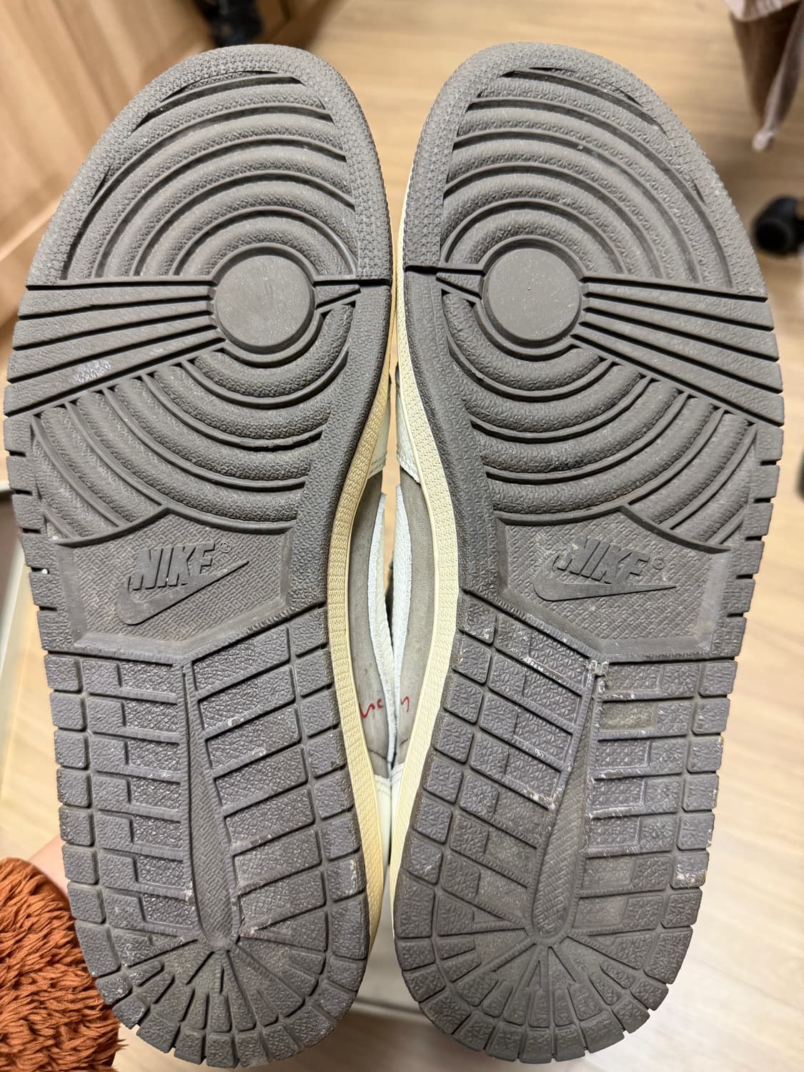 트래비스스캇 조던1 리버스 모카 270 상품이미지6