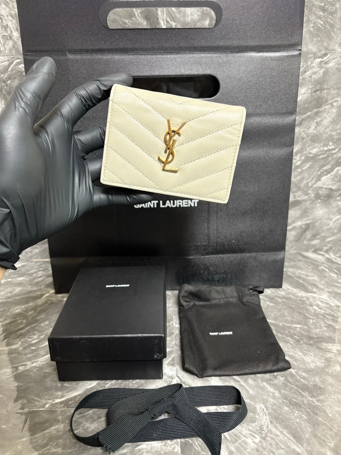 입생로랑 마틀라세 금장로고 반지갑 상품이미지1