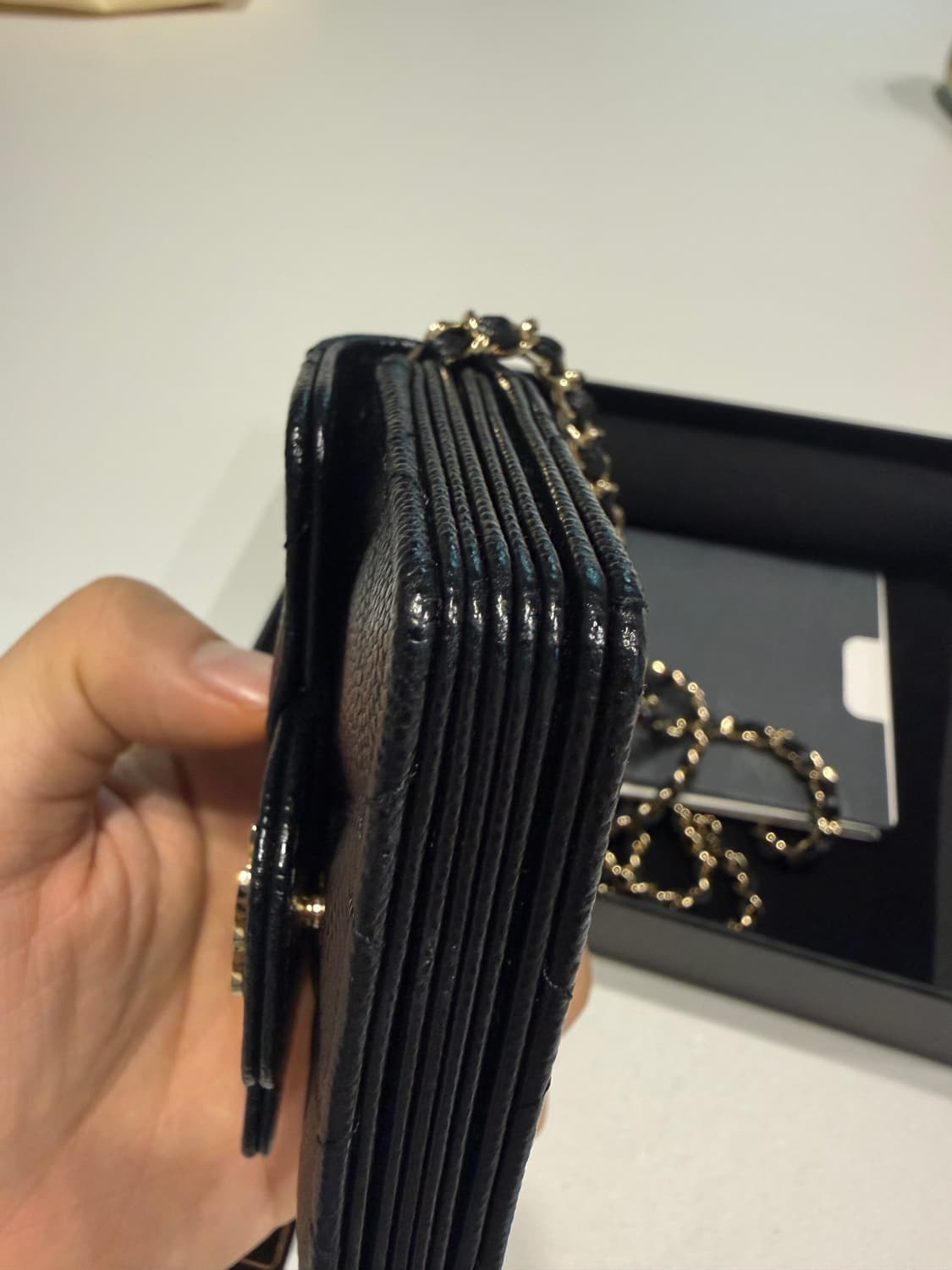 샤넬 클래식 플랩 체인 카드 홀더 그레인드 카프스킨 & 골드 메탈 블랙 상품이미지7