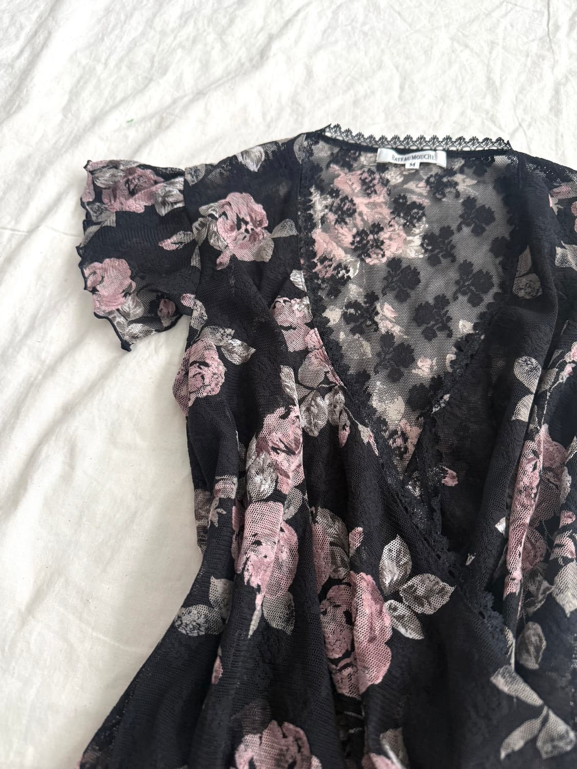 블랙 페어리 플로랄 시스루 드레이프 블라우스 상품이미지2