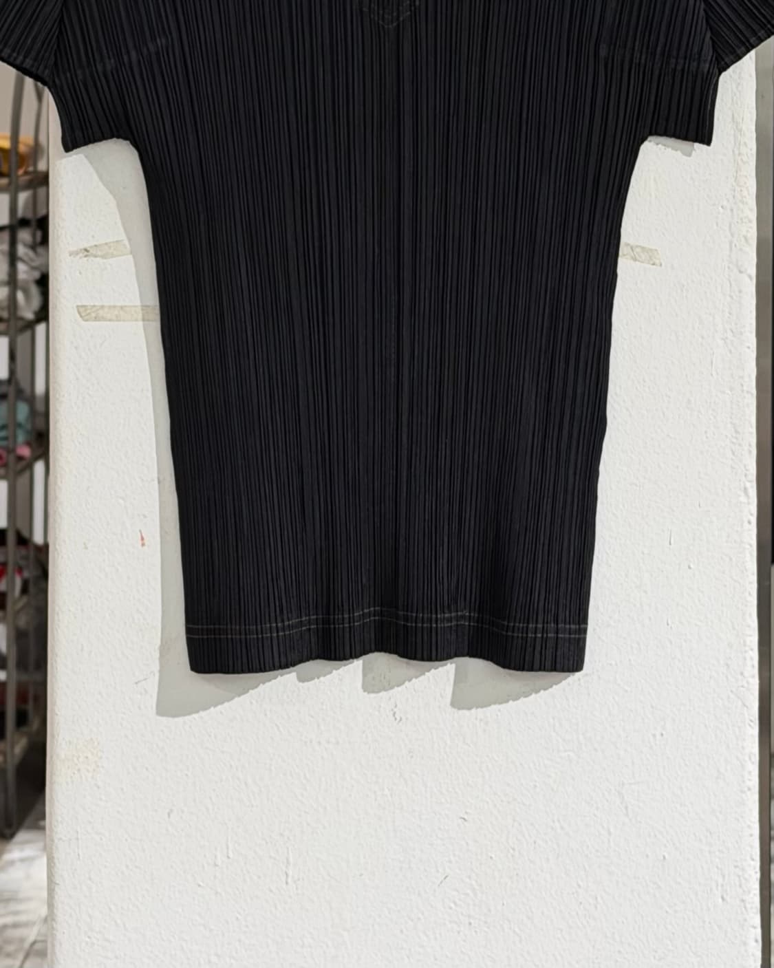 플리츠 플리즈 블랙 오픈넥 하프티셔츠/ 스티치 디테일 스커트 셋업 상품이미지4