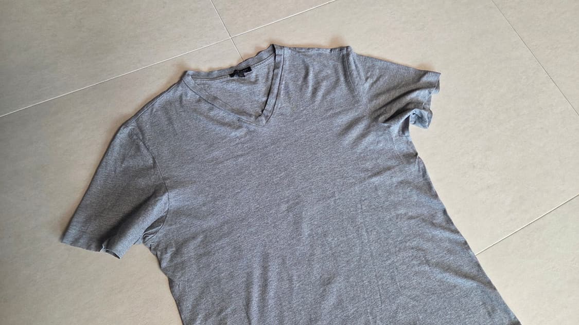 질스튜어트 뉴욕 그레이 브이넥 반팔 티셔츠  상품이미지3