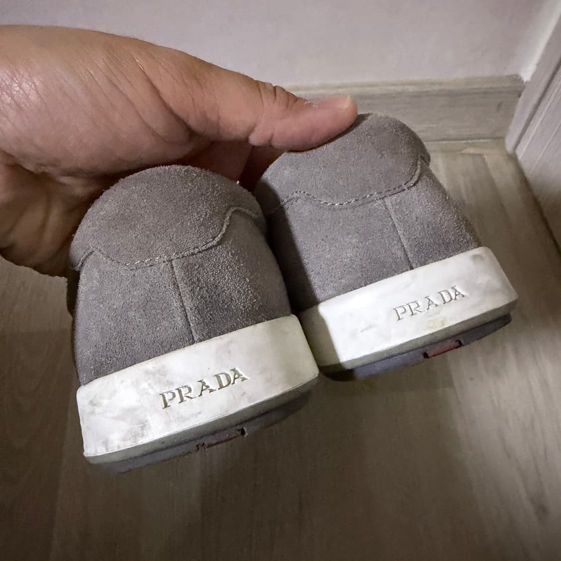 프라다 남성 스웨이드 로고 스니커즈 그레이 7.5 (270) 상품이미지7