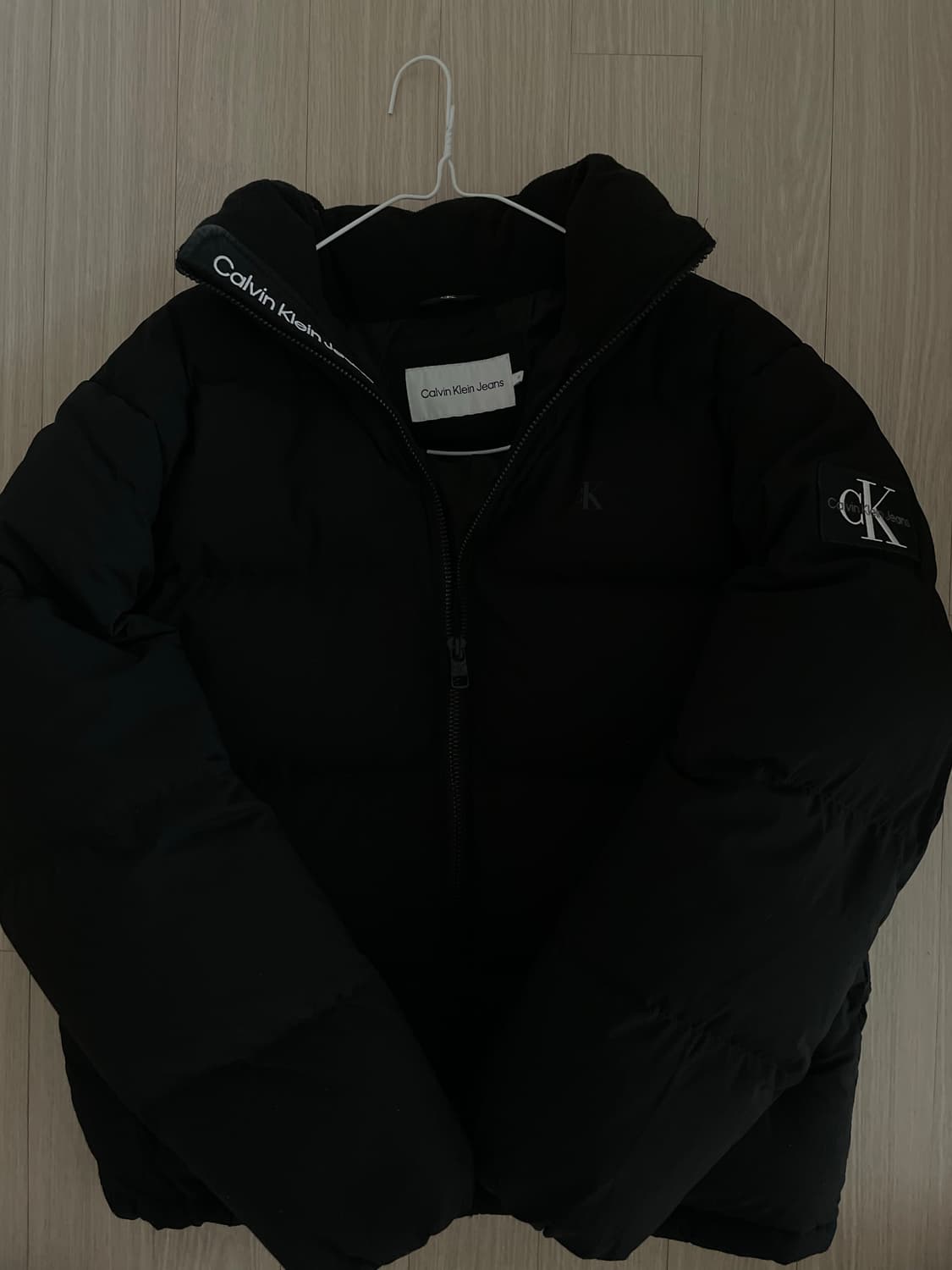 캘빈클라인 진 남 블랙 레귤러핏 스탠드 카라 숏 다운 푸퍼 재킷 상품이미지1