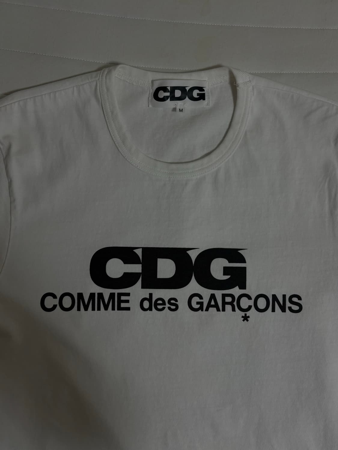 꼼데가르송 CDG 반팔 화이트 새상품급 상품이미지4