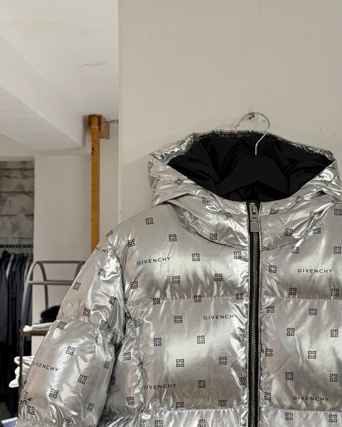 지방시 실버 로고 메탈릭 푸퍼 자켓 상품이미지2