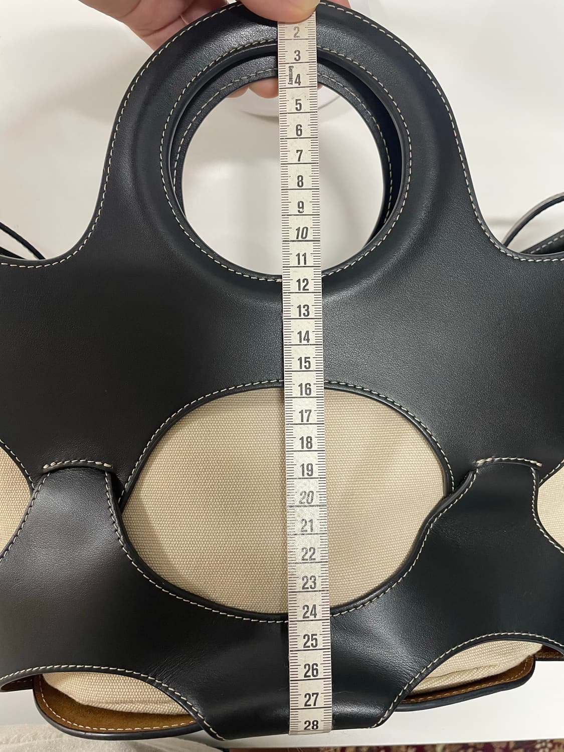 HEREU 헤레우 여성 오나다 컷아웃 레더 토트백 블랙 상품이미지4