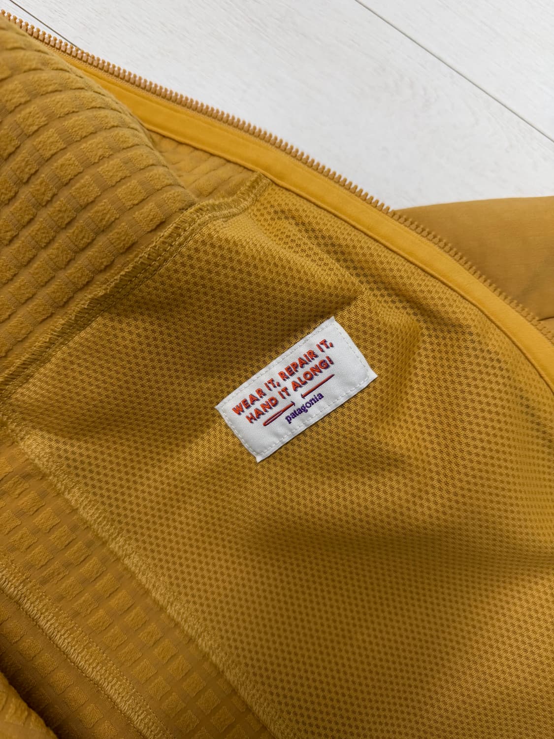 파타고니아 r1 M 사이즈  상태 9.9/10 밝은상품인데도 불구하고 오 상품이미지5