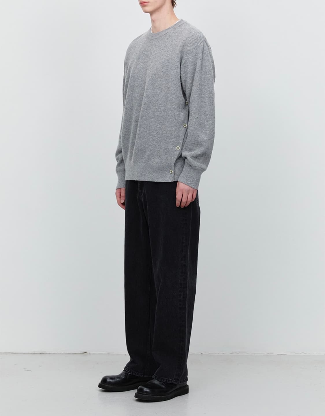 던스트 버튼 크루넥 스웨터 상품이미지1