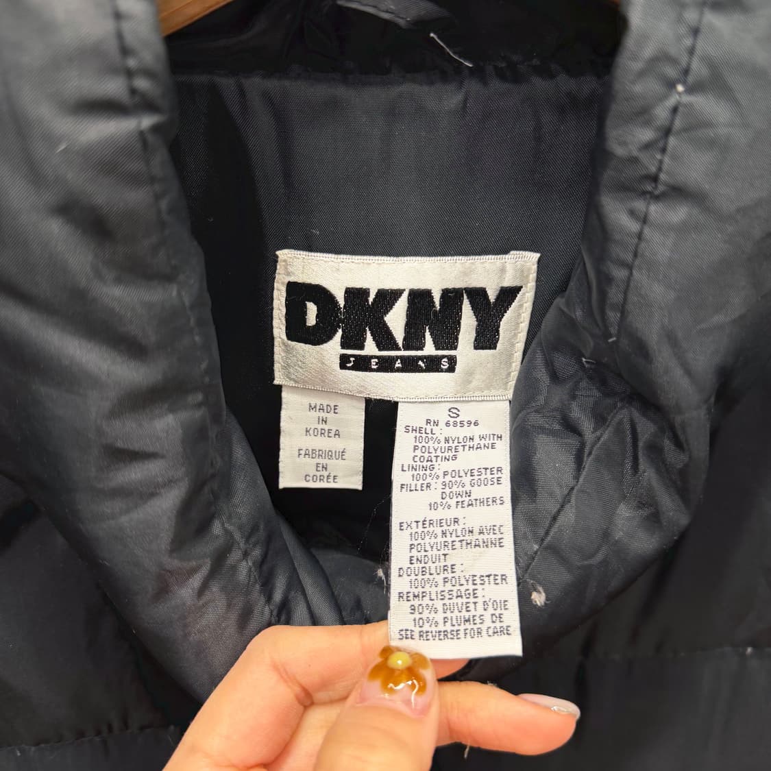 도나카란 뉴욕 진스 하이넥 다운 패딩 자켓 로고 패치 스트링 디테일 블랙 상품이미지7