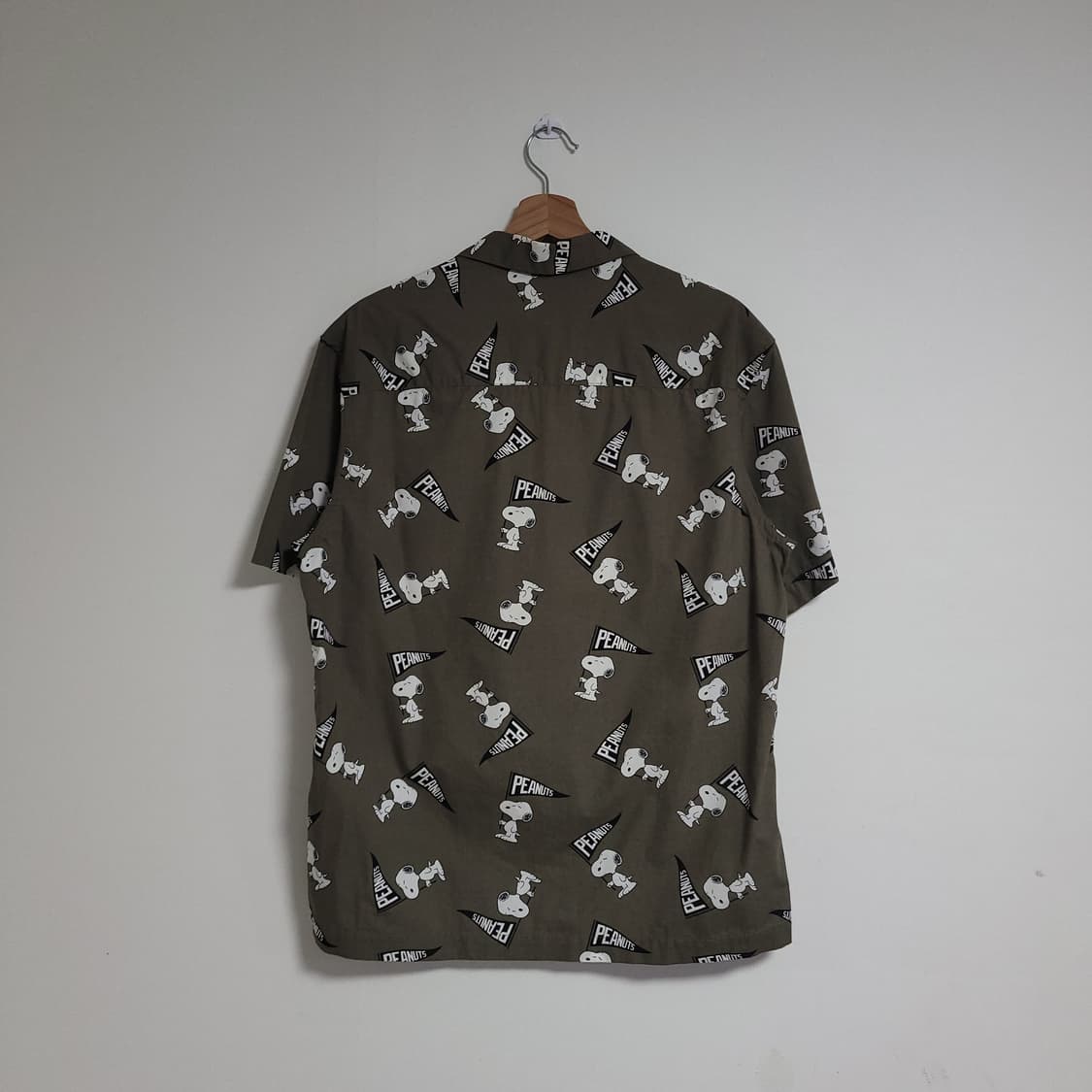 (S) H&M 에이치엔엠 스누피 반팔 셔츠 남방 카키 상품이미지3