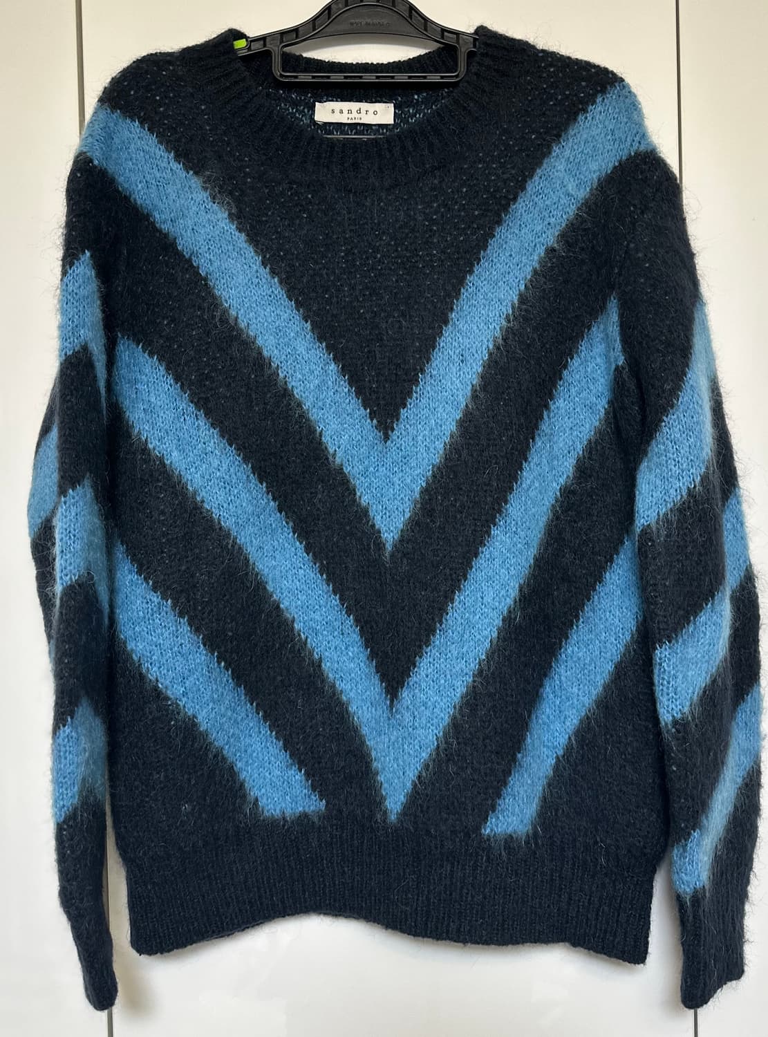 산드로 블랙/블루 브이넥 모헤어니트 상품이미지1