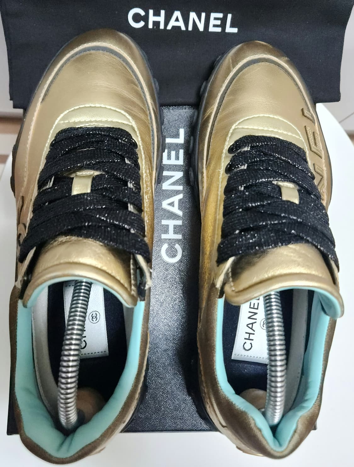 [정품 ) 샤넬 스니커즈 운동화 CC로고 골드/블랙 뒤급 크로커다일 가죽 상품이미지2