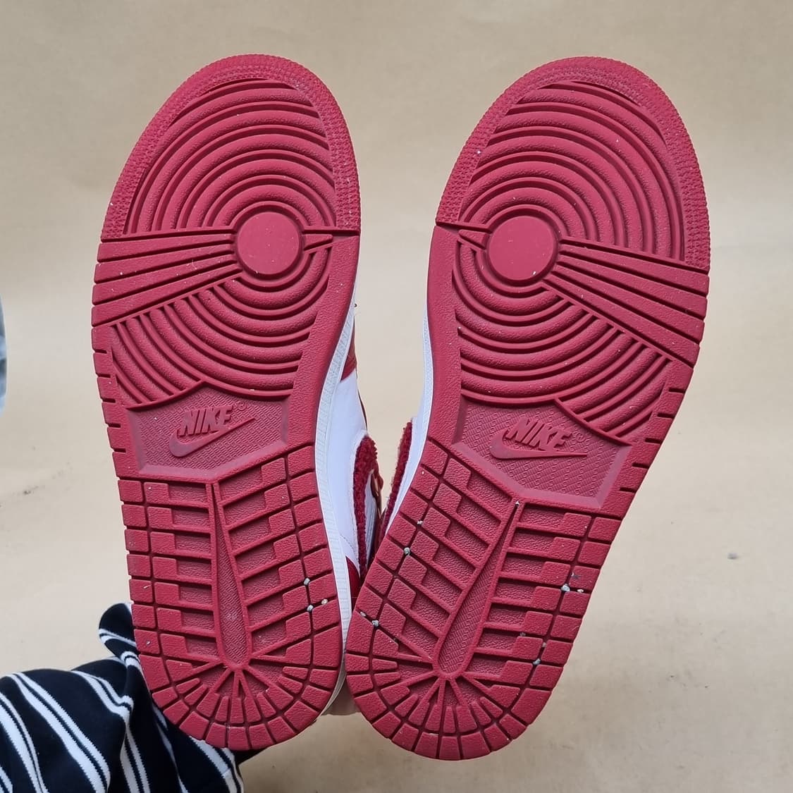 나이키 에어 조던 1 레트로 바시티 레드  하이탑  235 상품이미지3