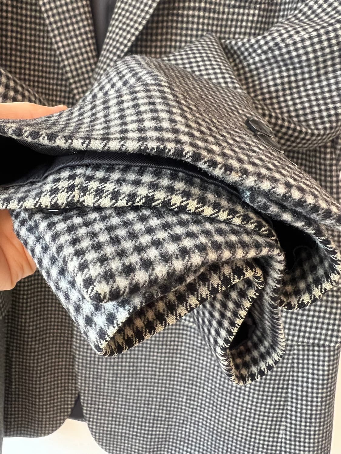 로가디스 남성 블랙 투스체크 울캐시미어 싱글자켓

 상품이미지4