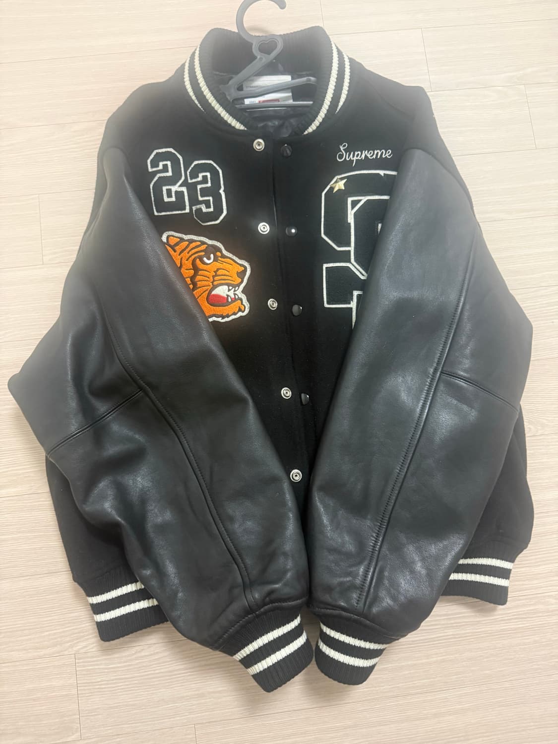 슈프림 타이거 바시티 L 상품이미지2