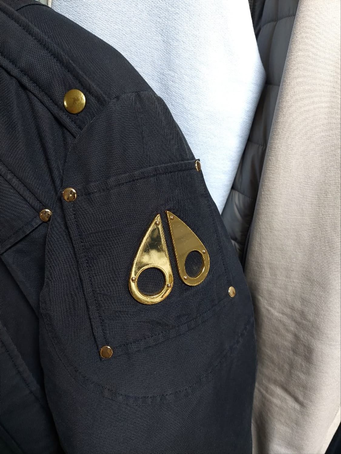 무스너클 스틸링 블랙 패딩 금장 한정판 백화점판 L 상품이미지7