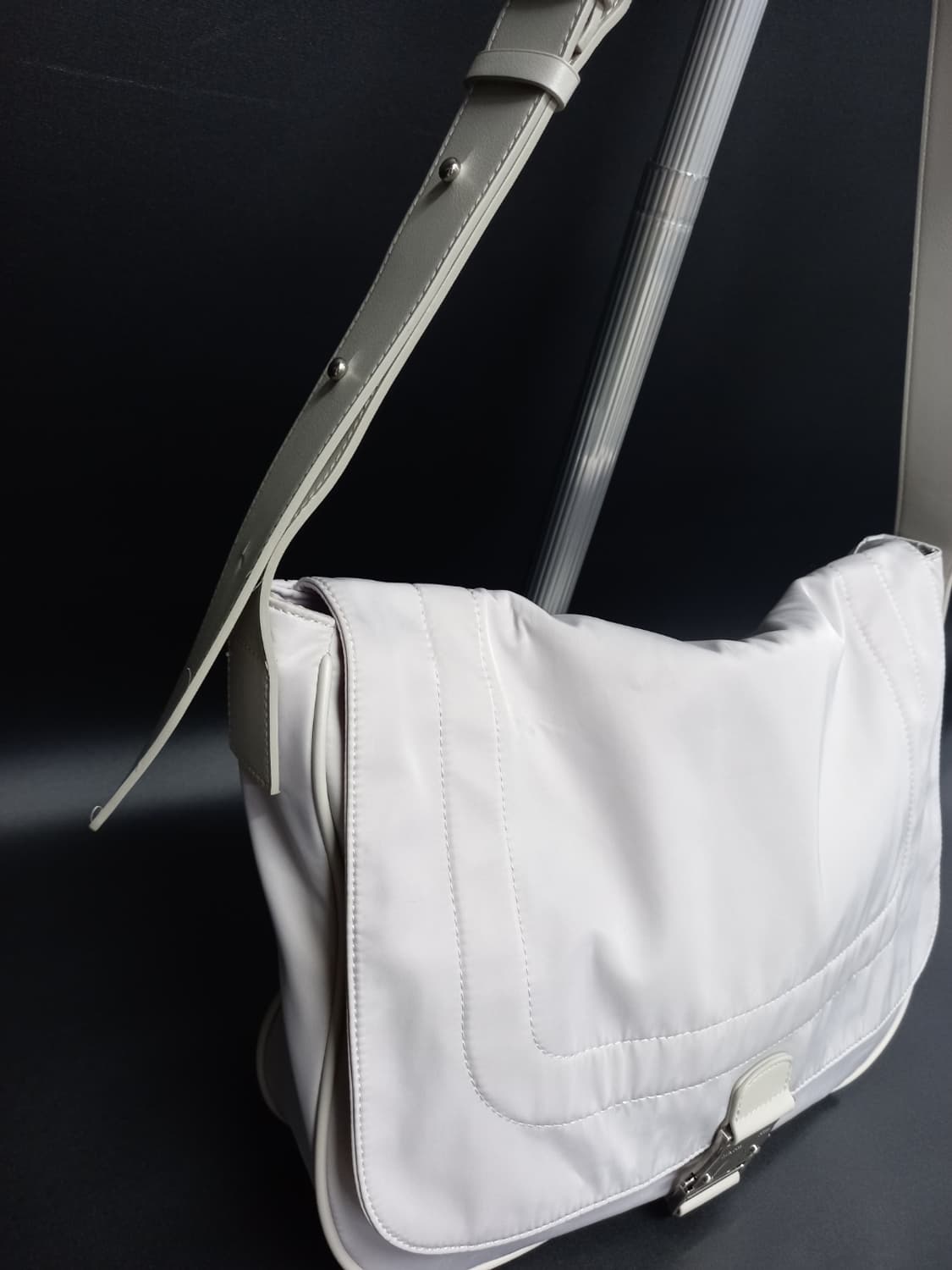 마뗑킴 그레이 숄더 앤 크로스 상품이미지3