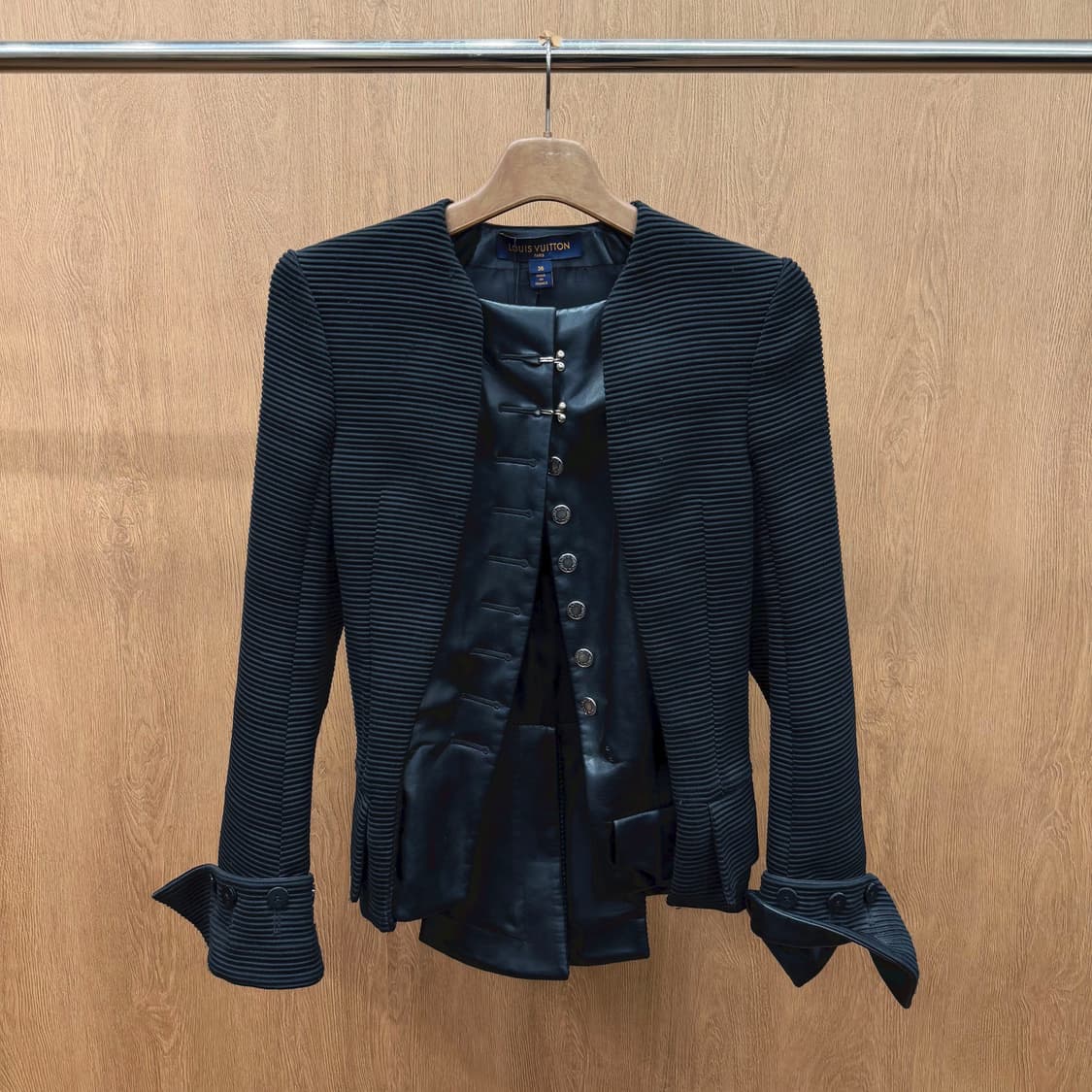 루이비통 자켓 레이어드 후크 여밈 페이크 버튼 디테일 슬림핏 블랙 상품이미지2