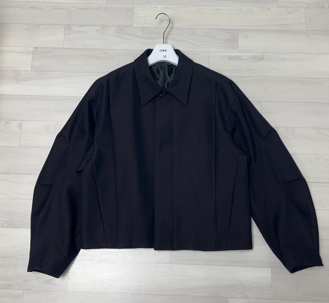 쿠어 플리츠드 울 트윌 크롭 자켓 블랙 상품이미지3