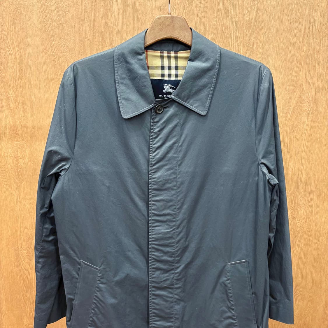 버버리 런던 싱글 롱 코트 체크 안감 배색 히든 버튼 플래킷 디테일 차콜 상품이미지4