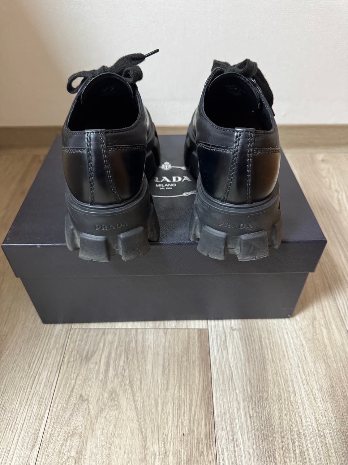 [6.5] 프라다 모놀리스 브러쉬드 레이스업 슈즈 블랙 상품이미지4
